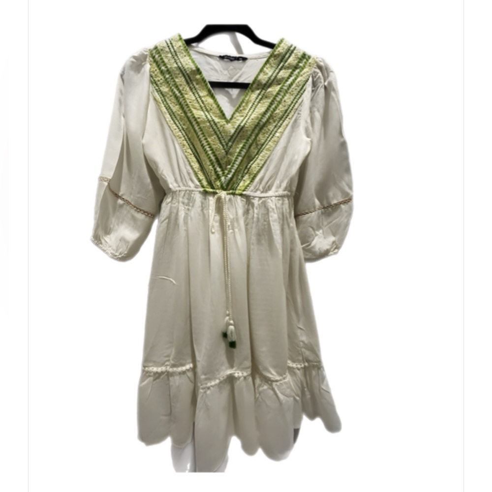NWOT Zudio White Textured white embroidered dress green detailing Women’s Sz XS